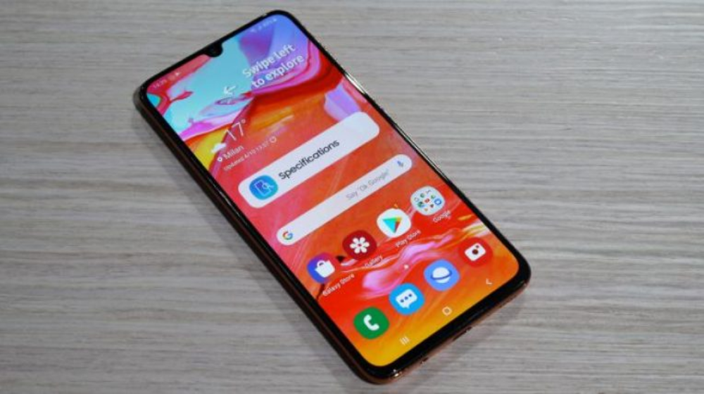 Samsung Galaxy A70 smartphone - advantages and disadvantages